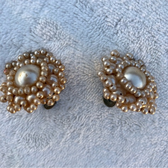 Antique 1940s faux pearl cluster flower screwback earrings - Picture 2 of 6